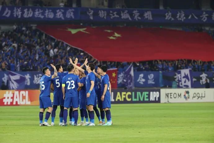 刘晓庆姗姗来迟没有参加红毯就直接进入内场嘉宾席，身穿白色串珠裙大秀胸部春光，在席间与老总热聊时不停地低头看自己的胸部，担心走光。