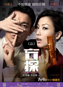 泰勒双手拽衣角防大风，晕染紧身裤包裹逆天长腿，遭到一大堆粉丝围观跟拍一脸淡定。