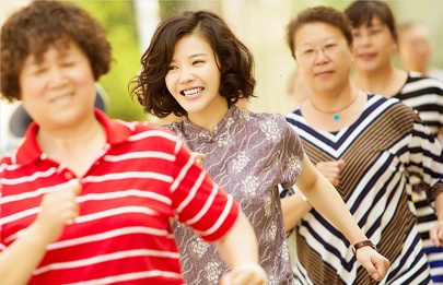 《蜂蜜的针》曝终极预告 袁泉上演除害猎杀法则3453人看过 《阳光女子合唱团》MV上线 A-lin歌唱爱与幸福2103人看过 《天才游戏》曝预告 彭昱畅丁禹兮化身纯恨宿敌2667人看过 《纯真年代的爱情》研讨会 孙千王天辰忆拍摄往3157人看过 新闻首页 电影新闻首页 明星新闻 华语 海外 成龙、梁朝伟、小贝、李栋旭等观战NBA中国赛 日前，25-26赛季NBA季前赛在中国澳门举行，成龙、梁朝伟 、刘嘉玲、任达华、大卫·贝克汉姆、林书豪、李小鹏、李栋旭、刘宪华、杜华、李汶翰等到场观... 《球状闪电》官宣 童瑶、王安宇、杨立新领衔主 9月25日，根据刘慈欣同名小说改编而成的剧集《球状闪电》阵容官宣，由陈思诚监制，戴墨执导，童瑶、王安宇、杨立新领衔主演，周一围、丁勇岱特邀主演，杨玏、... 倪妮、宋威龙外网生图抗打 时装周同场黛米·摩2025-09-24 汤唯、乔贝贝、张婧仪、吴磊等亮相伦敦时装周2025-09-24 演员于朦胧坠楼身亡 杨幂、迪丽热巴等发文悼念2025-09-12 《跛豪》《新上海滩》导演潘文杰逝世 享年69岁2025-09-10 更多 堪比时装周!